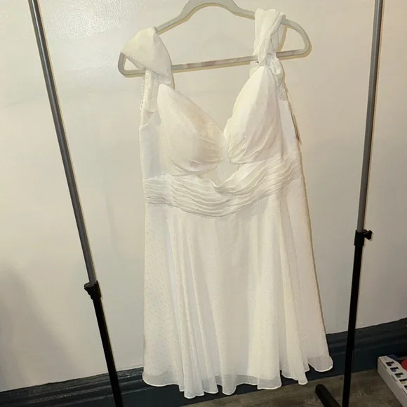 Elegant White Dress - Picture 1 of 8